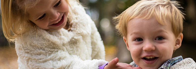 Mädchen und Junge lachen Mädchen und Junge lachen