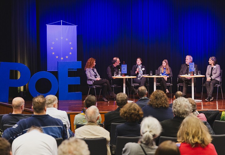 Menschen auf Bühne Menschen auf Bühne