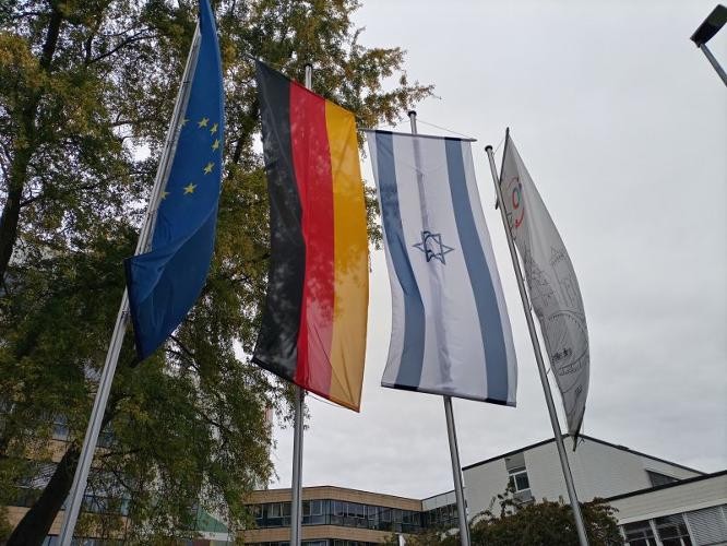 Israel-Fahne vor dem Landratsamt