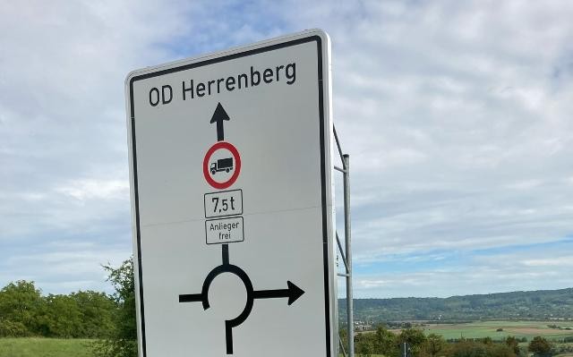 Foto zeigt neue Beschilderung für Herrenberg