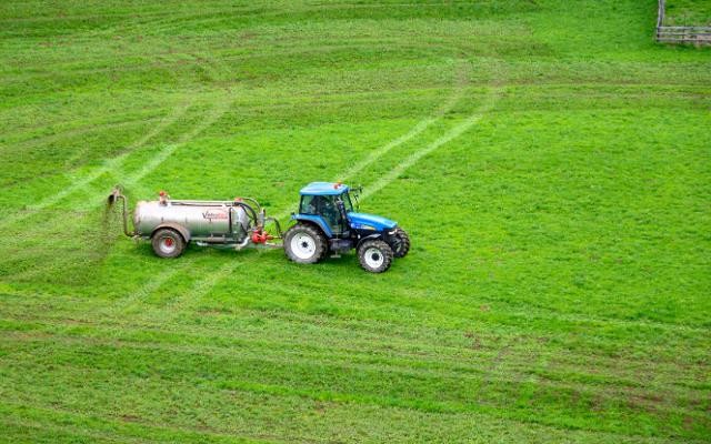 Traktor auf dem Feld