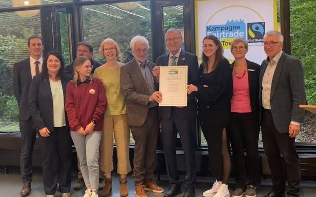 Landrat Bernhard und die Fairtrade-Steuerungsgruppe bei der Übergabe des Zertifikats