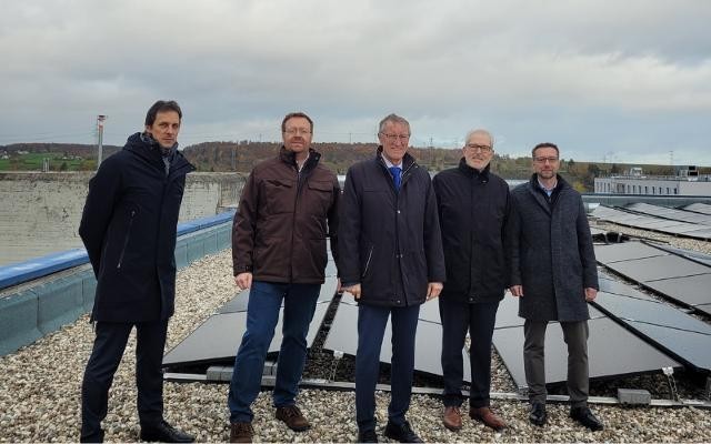 Auf dem Foto sieht man neue PV-Anlage mit Landrat, Herr Wuttke, Herr Aichhele und Herrn Diebolde 