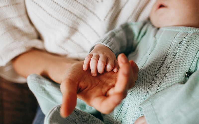 Mutter hält Hand von Baby