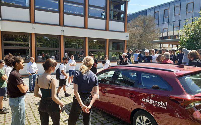 Schüler vor Auto Schüler vor Auto