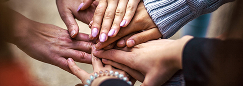 Migration: Hände halten zusammen Migration: Hände halten zusammen