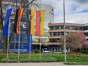 Ansicht des Landratsamtes mit Flaggen Ansicht des Landratsamtes mit Flaggen