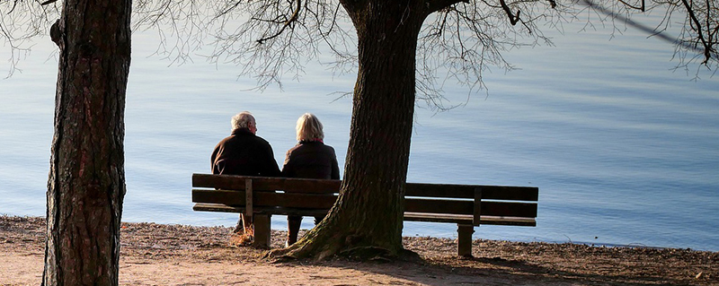 Senioren auf einer Bank