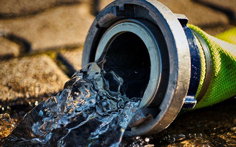 Feuerwehrschlauch mit Wasser