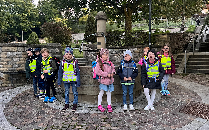 Kinder vor Brunnen Kinder vor Brunnen
