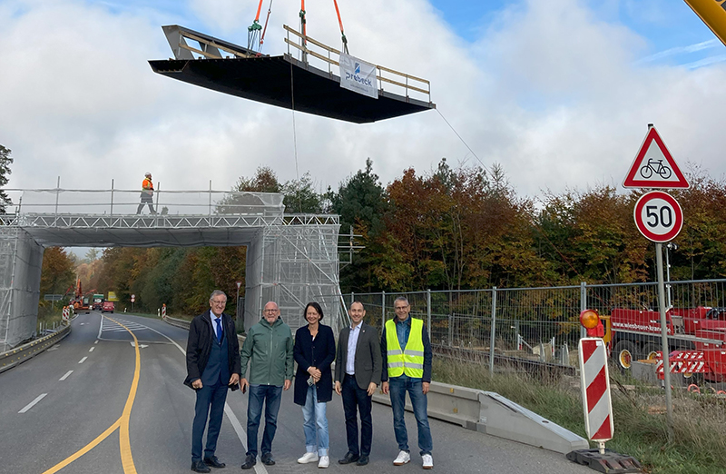 Gruppenfoto vor Brückenbau