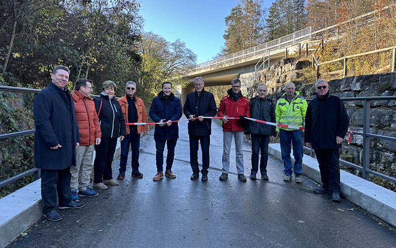 Menschen auf Brücke