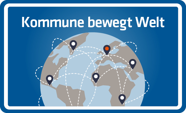 Logo des Wettbewerbs Kommune bewegt Welt mit einer Weltkugel