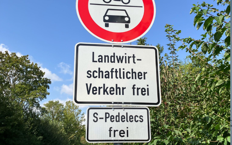 Feldweg mit Schild: S-Pedelc frei