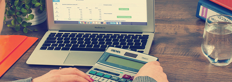 Steuerung und Service Frau am Laptop