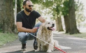 Mann mit Assistenzhund Mann mit Assistenzhund